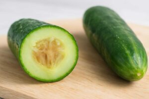 きゅうりの中が茶色でも食べられる？変色の原因や腐敗のサイン、食べてよいかの見分け方を詳しく解説