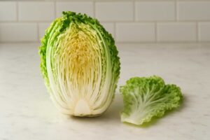 白菜の黒い点は食べられる？腐敗との見分け方と安心して食べるための保存ポイント