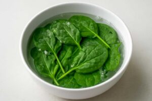 ほうれん草にアク抜きは必要？しないとどうなるか、必要な理由をわかりやすく解説